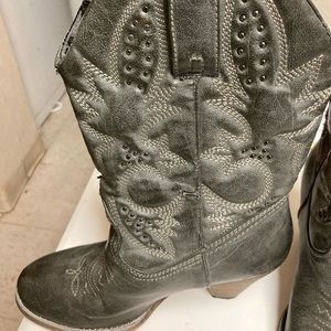 Womens high heeled boots